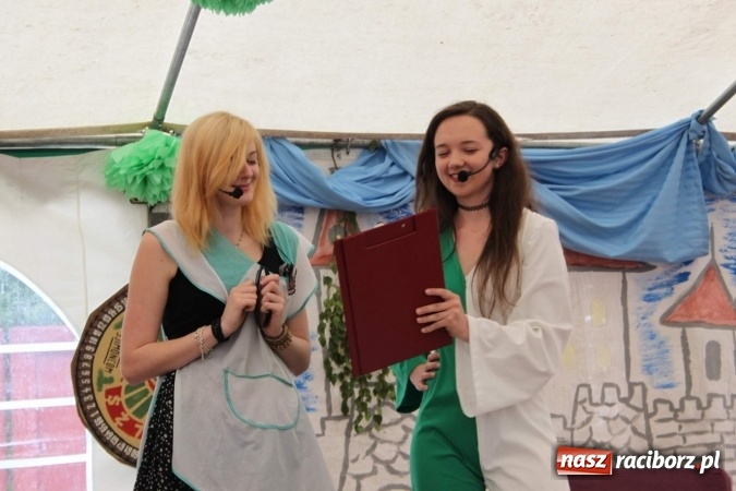 Zdjęcie w galerii na portalu naszraciborz.pl: Irrealis i Miraż gośćmi wieczoru na festynie szkolnym wiadomości z regionu