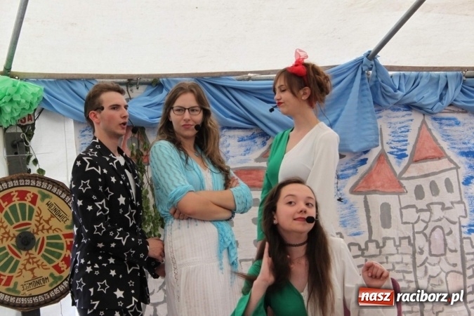 Zdjęcie w galerii na portalu naszraciborz.pl: Irrealis i Miraż gośćmi wieczoru na festynie szkolnym wiadomości z regionu