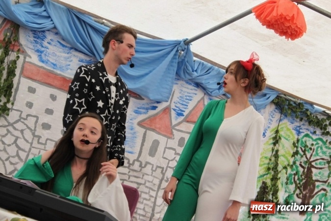 Zdjęcie w galerii na portalu naszraciborz.pl: Irrealis i Miraż gośćmi wieczoru na festynie szkolnym wiadomości z regionu