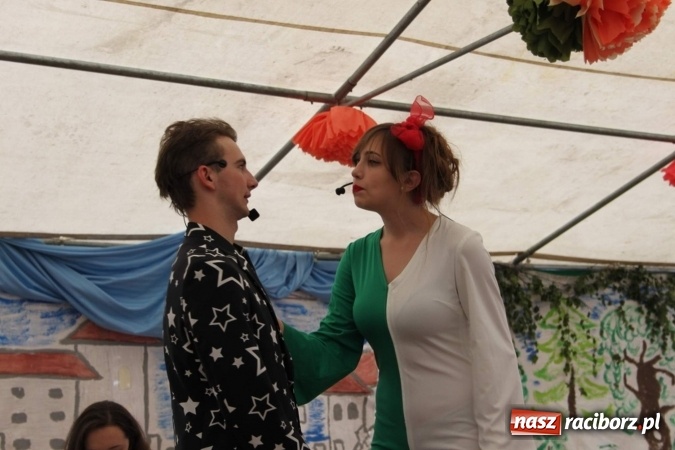 Zdjęcie w galerii na portalu naszraciborz.pl: Irrealis i Miraż gośćmi wieczoru na festynie szkolnym wiadomości z regionu