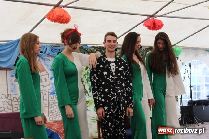 Zdjęcie w galerii na portalu naszraciborz.pl: Irrealis i Miraż gośćmi wieczoru na festynie szkolnym wiadomości z regionu