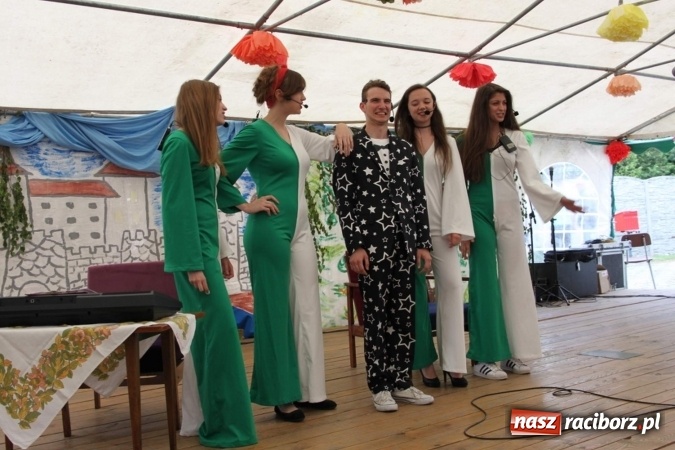 Zdjęcie w galerii na portalu naszraciborz.pl: Irrealis i Miraż gośćmi wieczoru na festynie szkolnym wiadomości z regionu