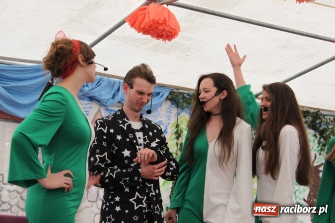 Zdjęcie w galerii na portalu naszraciborz.pl: Irrealis i Miraż gośćmi wieczoru na festynie szkolnym wiadomości z regionu