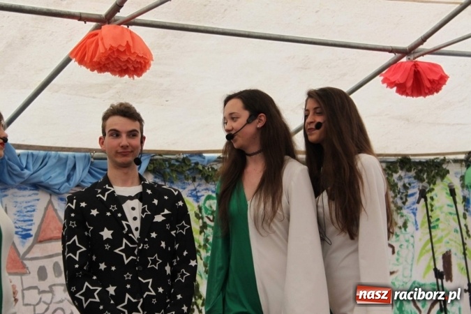 Zdjęcie w galerii na portalu naszraciborz.pl: Irrealis i Miraż gośćmi wieczoru na festynie szkolnym wiadomości z regionu