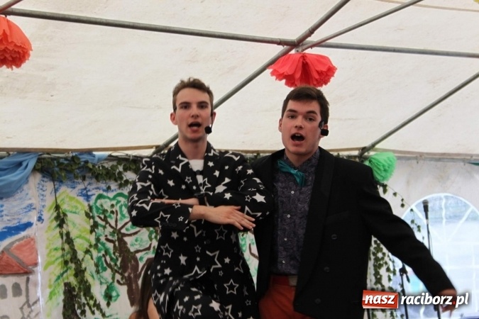 Zdjęcie w galerii na portalu naszraciborz.pl: Irrealis i Miraż gośćmi wieczoru na festynie szkolnym wiadomości z regionu