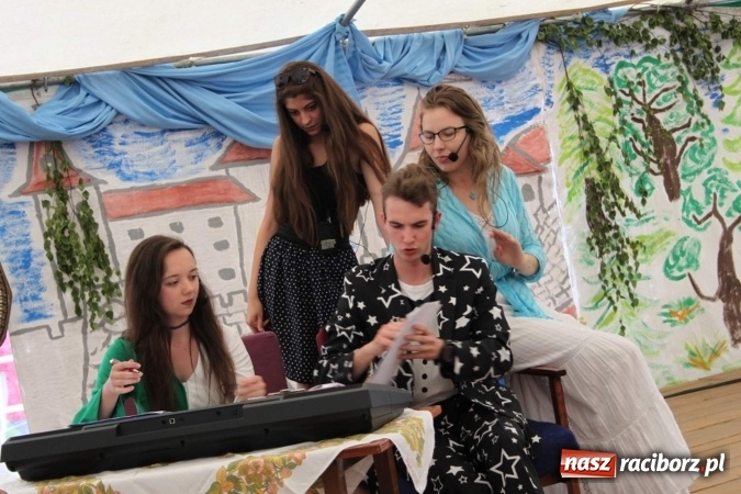 Zdjęcie w galerii na portalu naszraciborz.pl: Irrealis i Miraż gośćmi wieczoru na festynie szkolnym wiadomości z regionu