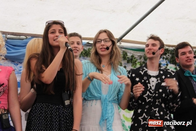 Zdjęcie w galerii na portalu naszraciborz.pl: Irrealis i Miraż gośćmi wieczoru na festynie szkolnym wiadomości z regionu