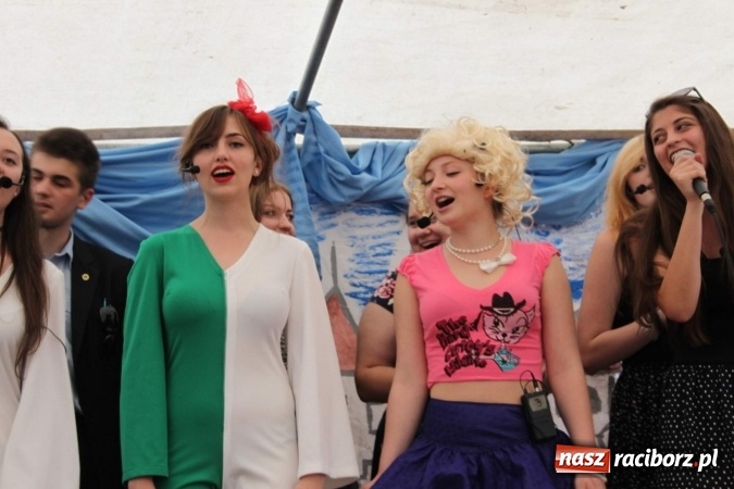 Zdjęcie w galerii na portalu naszraciborz.pl: Irrealis i Miraż gośćmi wieczoru na festynie szkolnym wiadomości z regionu