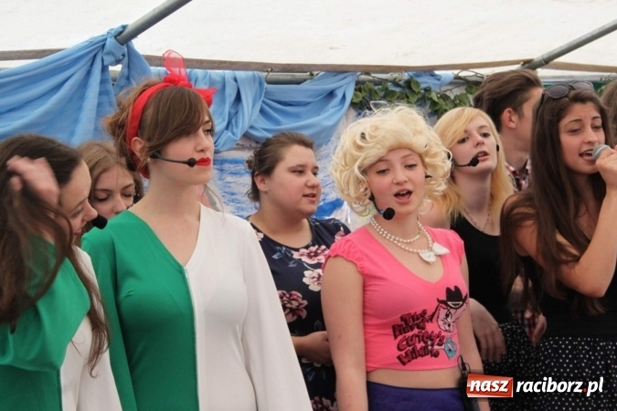 Zdjęcie w galerii na portalu naszraciborz.pl: Irrealis i Miraż gośćmi wieczoru na festynie szkolnym wiadomości z regionu