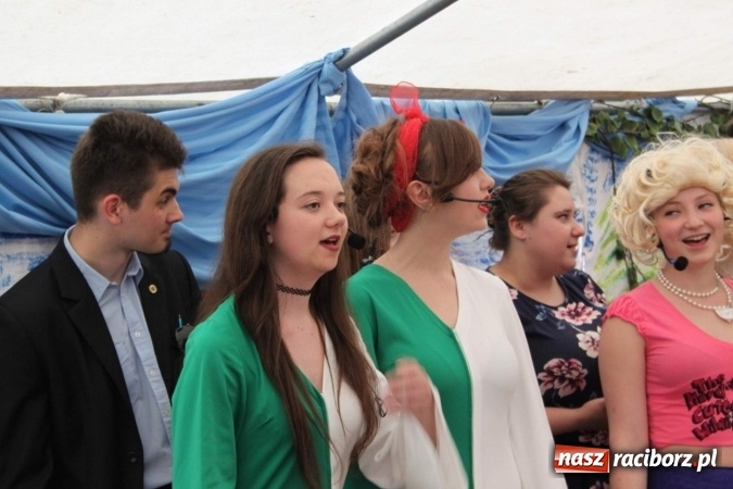 Zdjęcie w galerii na portalu naszraciborz.pl: Irrealis i Miraż gośćmi wieczoru na festynie szkolnym wiadomości z regionu