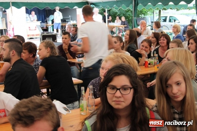 Zdjęcie w galerii na portalu naszraciborz.pl: Irrealis i Miraż gośćmi wieczoru na festynie szkolnym wiadomości z regionu