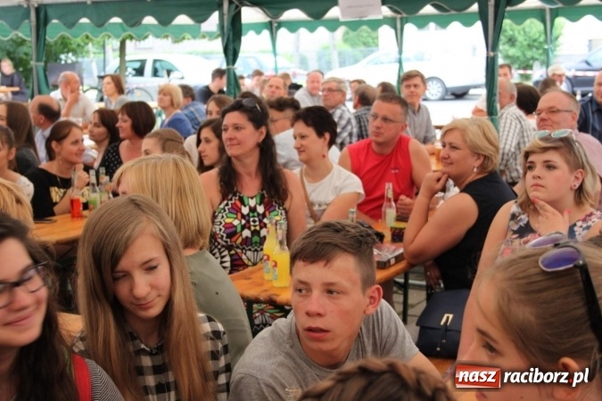 Zdjęcie w galerii na portalu naszraciborz.pl: Irrealis i Miraż gośćmi wieczoru na festynie szkolnym wiadomości z regionu