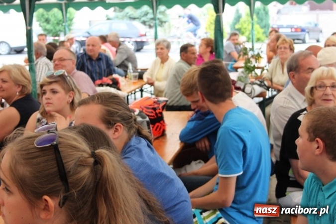 Zdjęcie w galerii na portalu naszraciborz.pl: Irrealis i Miraż gośćmi wieczoru na festynie szkolnym wiadomości z regionu