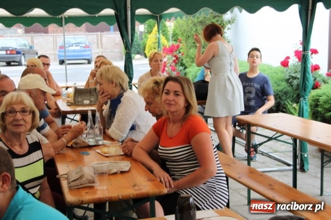 Zdjęcie w galerii na portalu naszraciborz.pl: Irrealis i Miraż gośćmi wieczoru na festynie szkolnym wiadomości z regionu