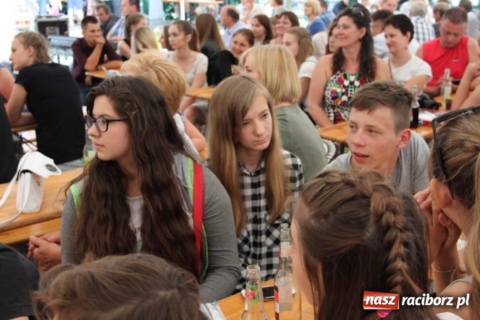 Zdjęcie w galerii na portalu naszraciborz.pl: Irrealis i Miraż gośćmi wieczoru na festynie szkolnym wiadomości z regionu