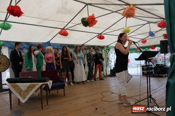 Zdjęcie w galerii na portalu naszraciborz.pl: Irrealis i Miraż gośćmi wieczoru na festynie szkolnym wiadomości z regionu