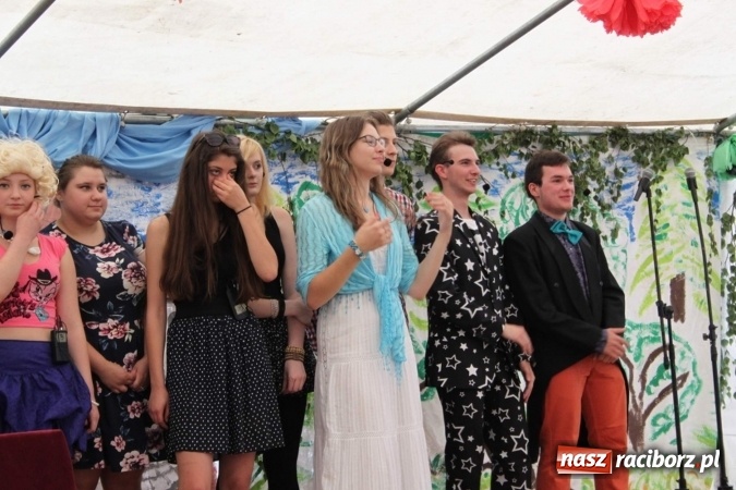 Zdjęcie w galerii na portalu naszraciborz.pl: Irrealis i Miraż gośćmi wieczoru na festynie szkolnym wiadomości z regionu