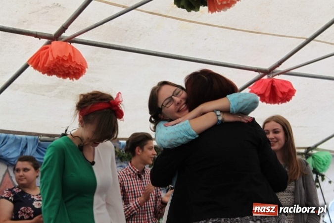 Zdjęcie w galerii na portalu naszraciborz.pl: Irrealis i Miraż gośćmi wieczoru na festynie szkolnym wiadomości z regionu