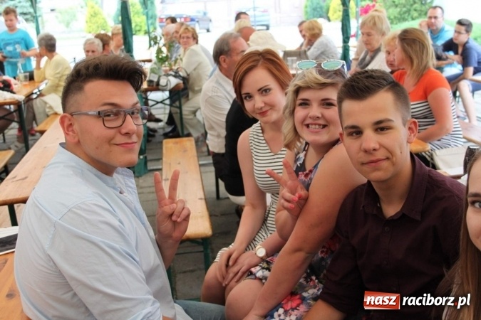 Zdjęcie w galerii na portalu naszraciborz.pl: Irrealis i Miraż gośćmi wieczoru na festynie szkolnym wiadomości z regionu