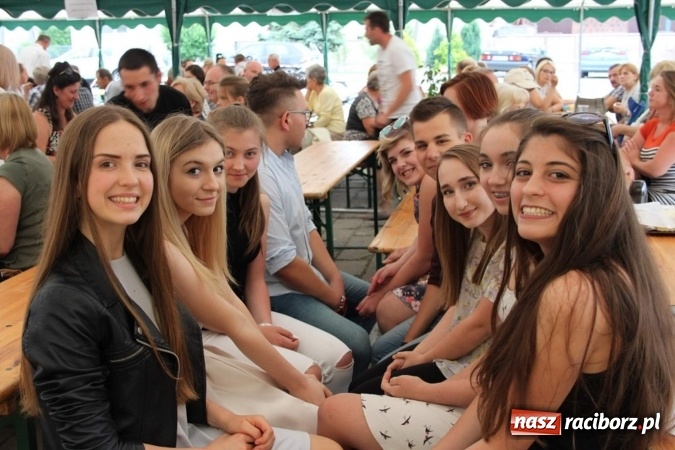 Zdjęcie w galerii na portalu naszraciborz.pl: Irrealis i Miraż gośćmi wieczoru na festynie szkolnym wiadomości z regionu