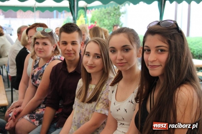 Zdjęcie w galerii na portalu naszraciborz.pl: Irrealis i Miraż gośćmi wieczoru na festynie szkolnym wiadomości z regionu