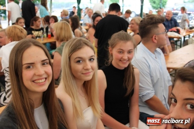 Zdjęcie w galerii na portalu naszraciborz.pl: Irrealis i Miraż gośćmi wieczoru na festynie szkolnym wiadomości z regionu