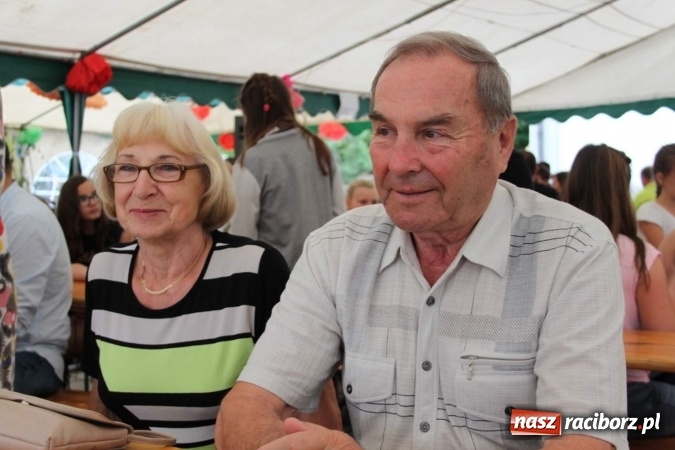 Zdjęcie w galerii na portalu naszraciborz.pl: Irrealis i Miraż gośćmi wieczoru na festynie szkolnym wiadomości z regionu