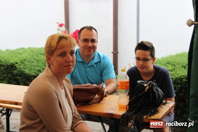 Zdjęcie w galerii na portalu naszraciborz.pl: Irrealis i Miraż gośćmi wieczoru na festynie szkolnym wiadomości z regionu