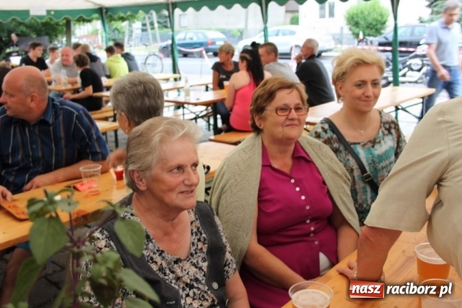 Zdjęcie w galerii na portalu naszraciborz.pl: Irrealis i Miraż gośćmi wieczoru na festynie szkolnym wiadomości z regionu