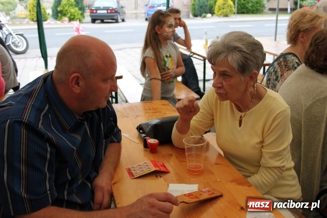 Zdjęcie w galerii na portalu naszraciborz.pl: Irrealis i Miraż gośćmi wieczoru na festynie szkolnym wiadomości z regionu