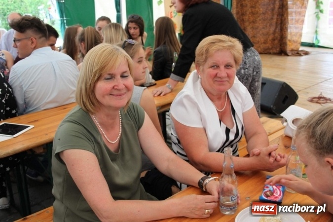 Zdjęcie w galerii na portalu naszraciborz.pl: Irrealis i Miraż gośćmi wieczoru na festynie szkolnym wiadomości z regionu