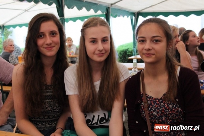Zdjęcie w galerii na portalu naszraciborz.pl: Irrealis i Miraż gośćmi wieczoru na festynie szkolnym wiadomości z regionu