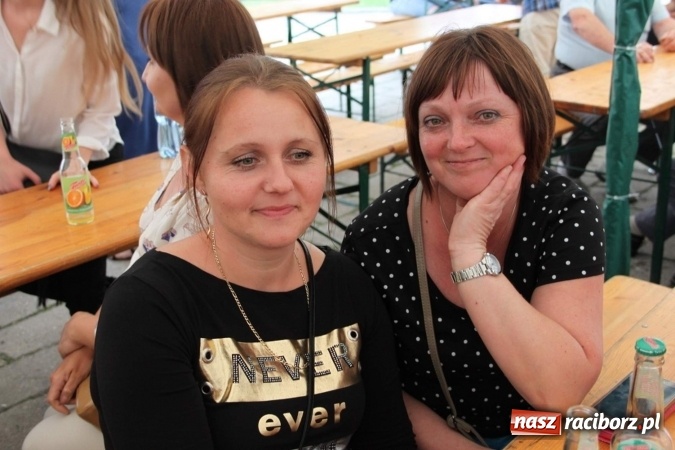 Zdjęcie w galerii na portalu naszraciborz.pl: Irrealis i Miraż gośćmi wieczoru na festynie szkolnym wiadomości z regionu