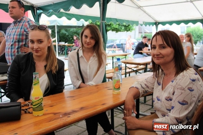 Zdjęcie w galerii na portalu naszraciborz.pl: Irrealis i Miraż gośćmi wieczoru na festynie szkolnym wiadomości z regionu