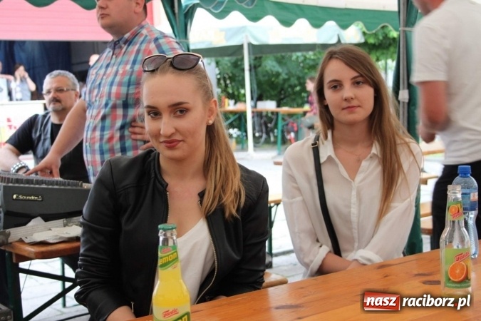 Zdjęcie w galerii na portalu naszraciborz.pl: Irrealis i Miraż gośćmi wieczoru na festynie szkolnym wiadomości z regionu