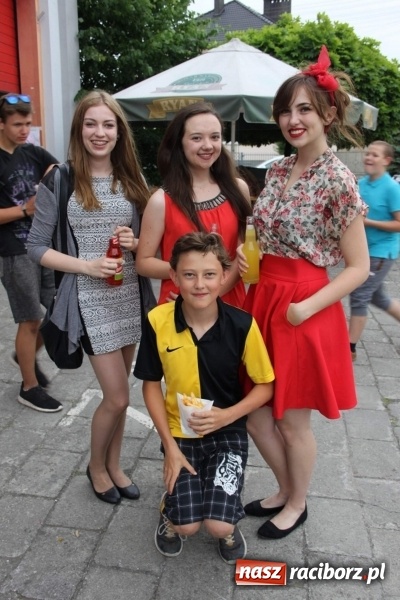 Zdjęcie w galerii na portalu naszraciborz.pl: Irrealis i Miraż gośćmi wieczoru na festynie szkolnym wiadomości z regionu