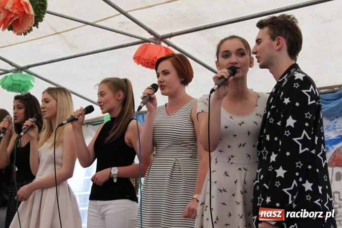 Zdjęcie w galerii na portalu naszraciborz.pl: Irrealis i Miraż gośćmi wieczoru na festynie szkolnym wiadomości z regionu