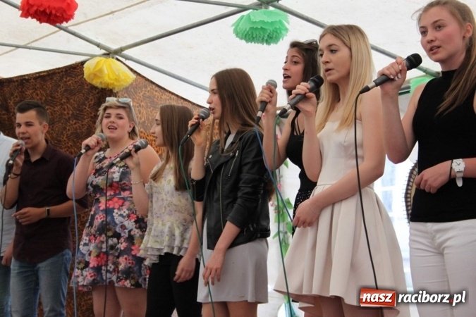 Zdjęcie w galerii na portalu naszraciborz.pl: Irrealis i Miraż gośćmi wieczoru na festynie szkolnym wiadomości z regionu