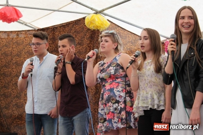 Zdjęcie w galerii na portalu naszraciborz.pl: Irrealis i Miraż gośćmi wieczoru na festynie szkolnym wiadomości z regionu