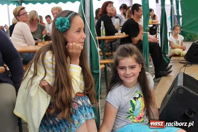 Zdjęcie w galerii na portalu naszraciborz.pl: Irrealis i Miraż gośćmi wieczoru na festynie szkolnym wiadomości z regionu