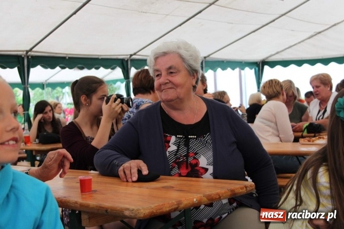 Zdjęcie w galerii na portalu naszraciborz.pl: Irrealis i Miraż gośćmi wieczoru na festynie szkolnym wiadomości z regionu