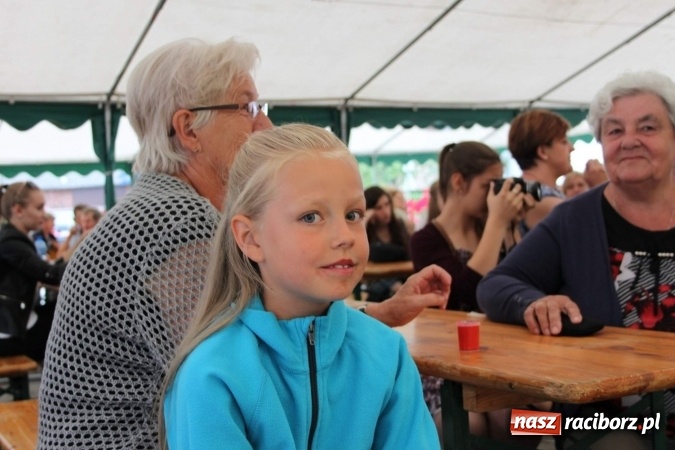 Zdjęcie w galerii na portalu naszraciborz.pl: Irrealis i Miraż gośćmi wieczoru na festynie szkolnym wiadomości z regionu