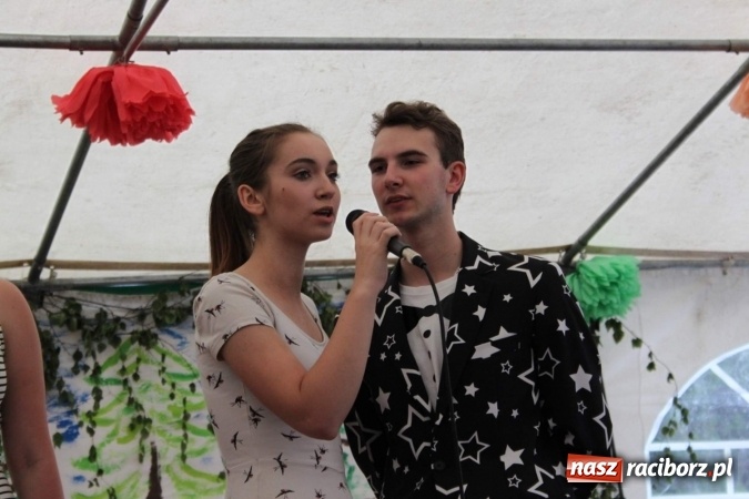 Zdjęcie w galerii na portalu naszraciborz.pl: Irrealis i Miraż gośćmi wieczoru na festynie szkolnym wiadomości z regionu