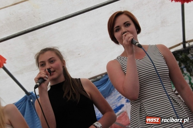 Zdjęcie w galerii na portalu naszraciborz.pl: Irrealis i Miraż gośćmi wieczoru na festynie szkolnym wiadomości z regionu