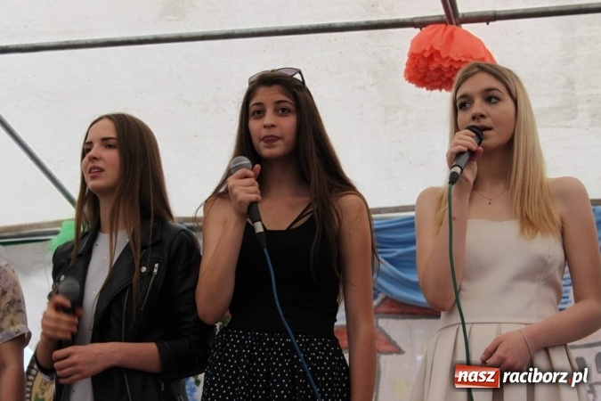 Zdjęcie w galerii na portalu naszraciborz.pl: Irrealis i Miraż gośćmi wieczoru na festynie szkolnym wiadomości z regionu