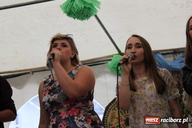 Zdjęcie w galerii na portalu naszraciborz.pl: Irrealis i Miraż gośćmi wieczoru na festynie szkolnym wiadomości z regionu
