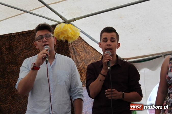 Zdjęcie w galerii na portalu naszraciborz.pl: Irrealis i Miraż gośćmi wieczoru na festynie szkolnym wiadomości z regionu
