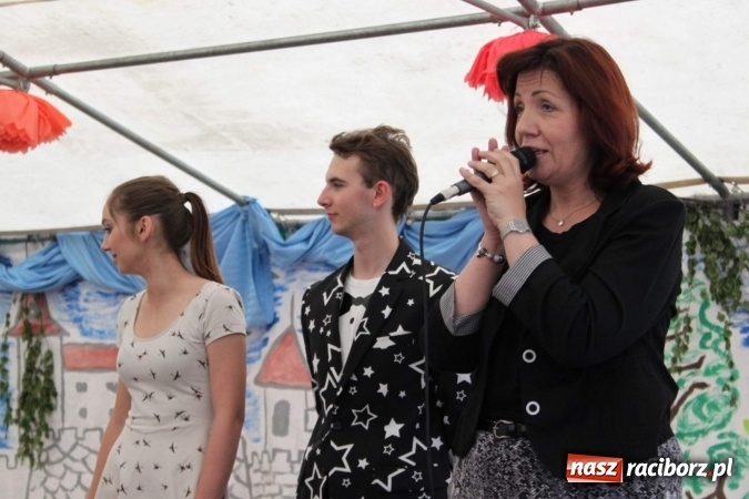 Zdjęcie w galerii na portalu naszraciborz.pl: Irrealis i Miraż gośćmi wieczoru na festynie szkolnym wiadomości z regionu