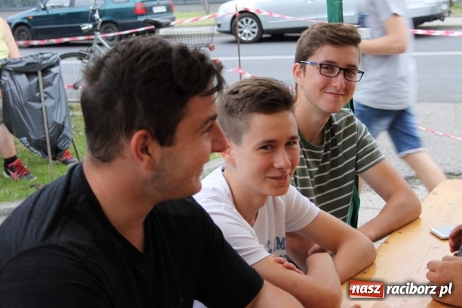 Zdjęcie w galerii na portalu naszraciborz.pl: Irrealis i Miraż gośćmi wieczoru na festynie szkolnym wiadomości z regionu