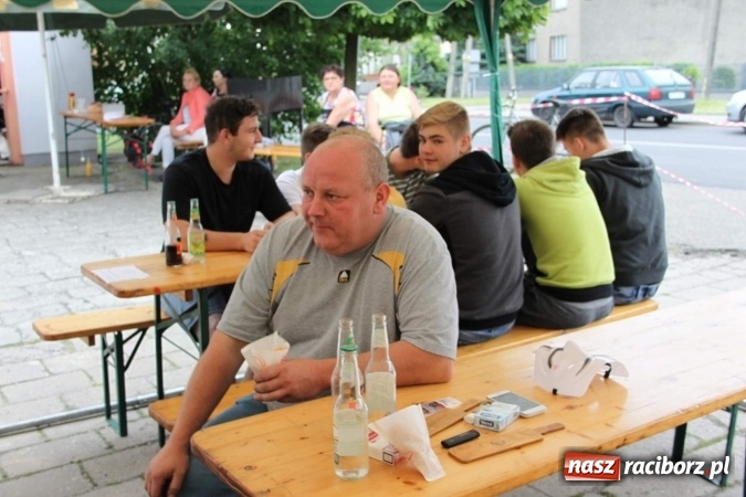 Zdjęcie w galerii na portalu naszraciborz.pl: Irrealis i Miraż gośćmi wieczoru na festynie szkolnym wiadomości z regionu